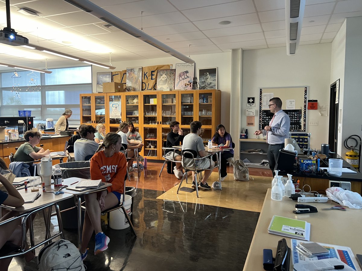 EAMayTerm's tweet photo. To conclude their #EAMayTerm, Exploring Education students continued to practice the art of classroom management and effective instruction as they walked their peers through a science lesson. https://t.co/P6Vz845xmn