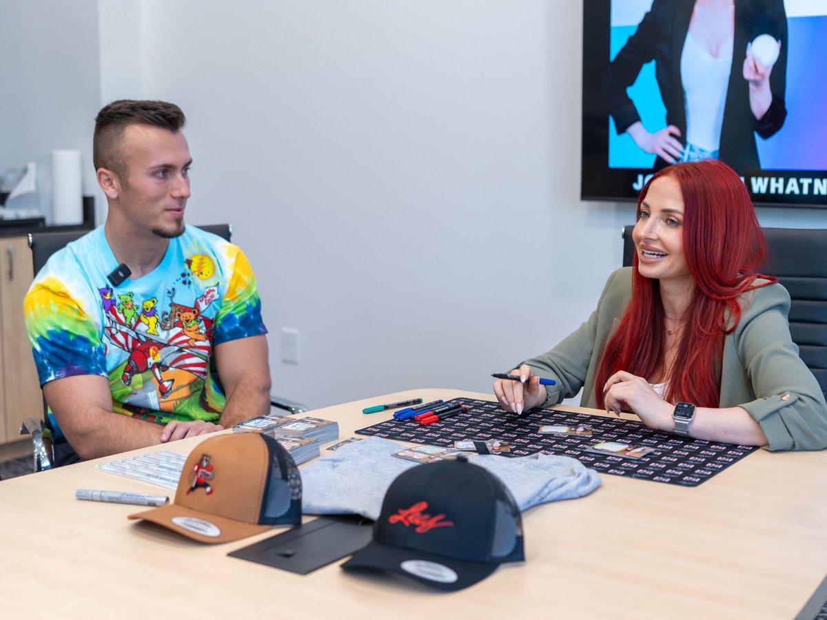 AgentRachelLuba's tweet photo. Had a blast in Dallas doing a card signing with @Leaf_Cards! https://t.co/8vvXEbB2hN