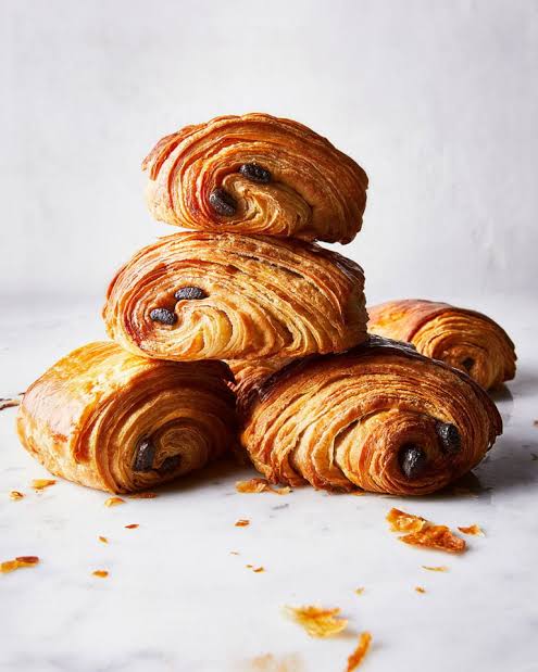 Hello Pâtisseries in Jaipur 

If you write 'Pain au Chocolat' then I will use the French Pronunciation for it.
Don't give me a blank look.

If you want it to be English pronunciation, then please write the English name which is Chocolate bread!

नाम French चाहिए लेकिन