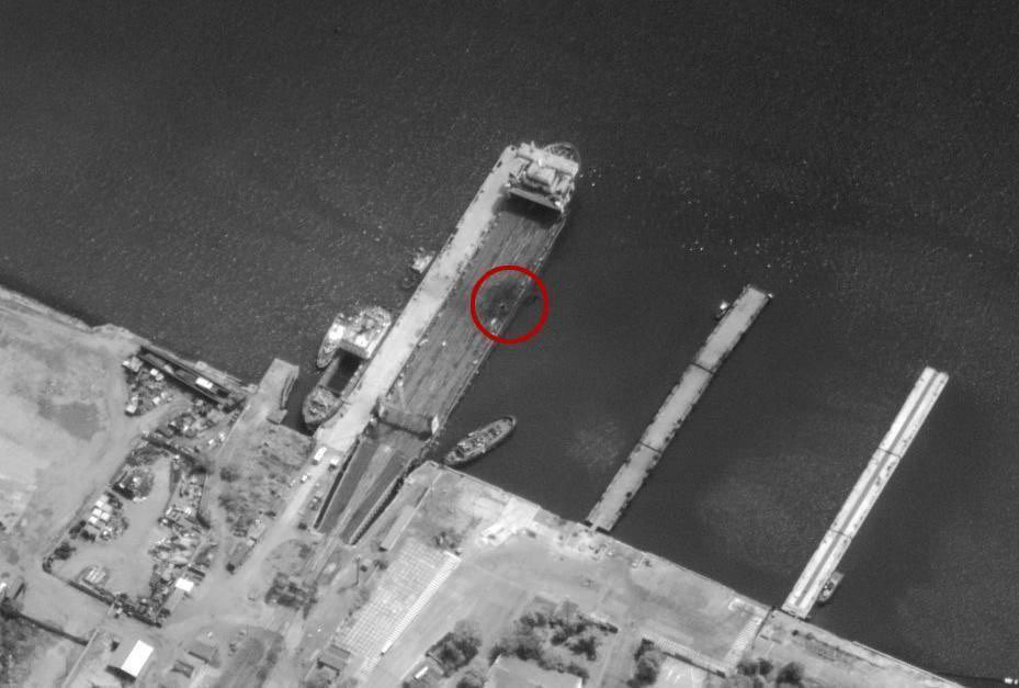 Darwin_48's tweet photo. 🇷🇺⚔️ 🇺🇦 Ucrania atacó objetivos civiles en Crimea con misiles ATACMS suministrados por Estados Unidos.

El Estado Mayor ucraniano afirma que las Fuerzas Armadas de Ucrania atacaron un cruce de ferry en Crimea.

"Esta noche, las Fuerzas de Defensa de Ucrania atacaron el cruce de Kerch con misiles ATACMS. Como resultado, dos transbordadores que transportaban ferrocarriles y automóviles sufrieron daños importantes. Uno de ellos encalló, bloqueando todo el cruce de Kerch", indica el comunicado del Estado Mayor ucraniano. lee.

Anteriormente, las autoridades rusas afirmaron que dos transbordadores, uno para automóviles y otro para ferrocarriles, resultaron dañados por los restos de misiles interceptados que portaban ojivas de racimo.

La travesía en ferry ya está en pleno funcionamiento.

🔴 @DD_Geopolitics