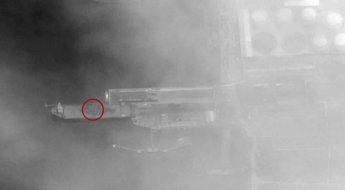 Darwin_48's tweet photo. 🇷🇺⚔️ 🇺🇦 Ucrania atacó objetivos civiles en Crimea con misiles ATACMS suministrados por Estados Unidos.

El Estado Mayor ucraniano afirma que las Fuerzas Armadas de Ucrania atacaron un cruce de ferry en Crimea.

"Esta noche, las Fuerzas de Defensa de Ucrania atacaron el cruce de Kerch con misiles ATACMS. Como resultado, dos transbordadores que transportaban ferrocarriles y automóviles sufrieron daños importantes. Uno de ellos encalló, bloqueando todo el cruce de Kerch", indica el comunicado del Estado Mayor ucraniano. lee.

Anteriormente, las autoridades rusas afirmaron que dos transbordadores, uno para automóviles y otro para ferrocarriles, resultaron dañados por los restos de misiles interceptados que portaban ojivas de racimo.

La travesía en ferry ya está en pleno funcionamiento.

🔴 @DD_Geopolitics