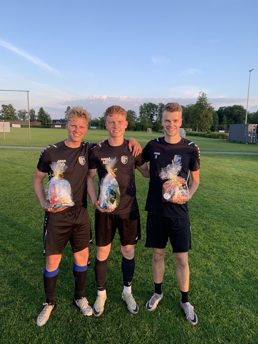 Laatste training van het seizoen zit er op. Traditioneel afgesloten met een behendigheidsparcours. Winnaar is Rens v.d. Wolfshaar gevolgd door Noah v. Dorsten en Cas van Marum. #FCOmmen #MetPassieEnPlezier