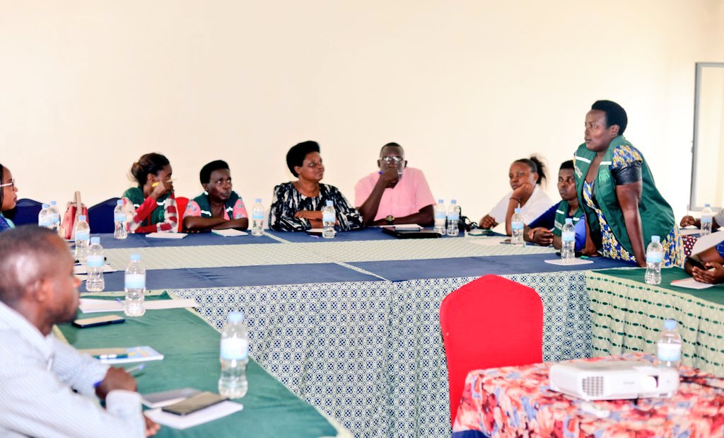 RwamaganaDistr's tweet photo. Uyu munsi mu nama y'Umushinga Icyerekezo III, Visimeya @KarangwaUmutoni yashimiye @RwandaWomenNet n'abandi bafatanyabikorwa ku ruhare bagira mu kuzana impinduka nziza mu muryango,muri gahunda yo kubaka umuryango utekanye kandi ushoboye no kurwanya amakimbirane n'ihohotera mu ngo. https://t.co/ZvMldraJjk