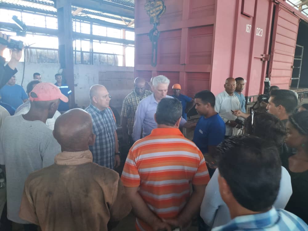 Los trabajadores de la UEB "Taller ferroviario 9 de abril", en #SaguaLaGrande buscan alternativas para sortear las dificultades. La fabricación de ferrobuses y la intención de cambiar la matriz energética de la unidad así lo demuestran. Su colectivo es de #GenteQueSuma