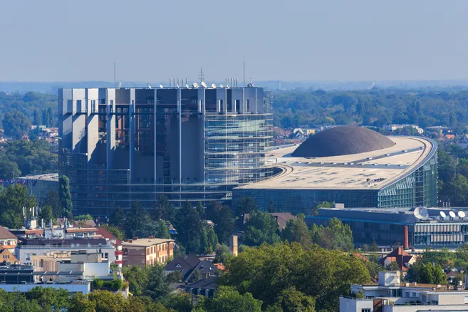 Reportage au cœur d'#euroland, cette ville dans la ville où les Bruxellois de la réserve des indiens doivent cohabiter avec les institutions européennes
#ElectionsEuropéennes2024 

▶️ lamontagne.fr/paris-75000/ac…