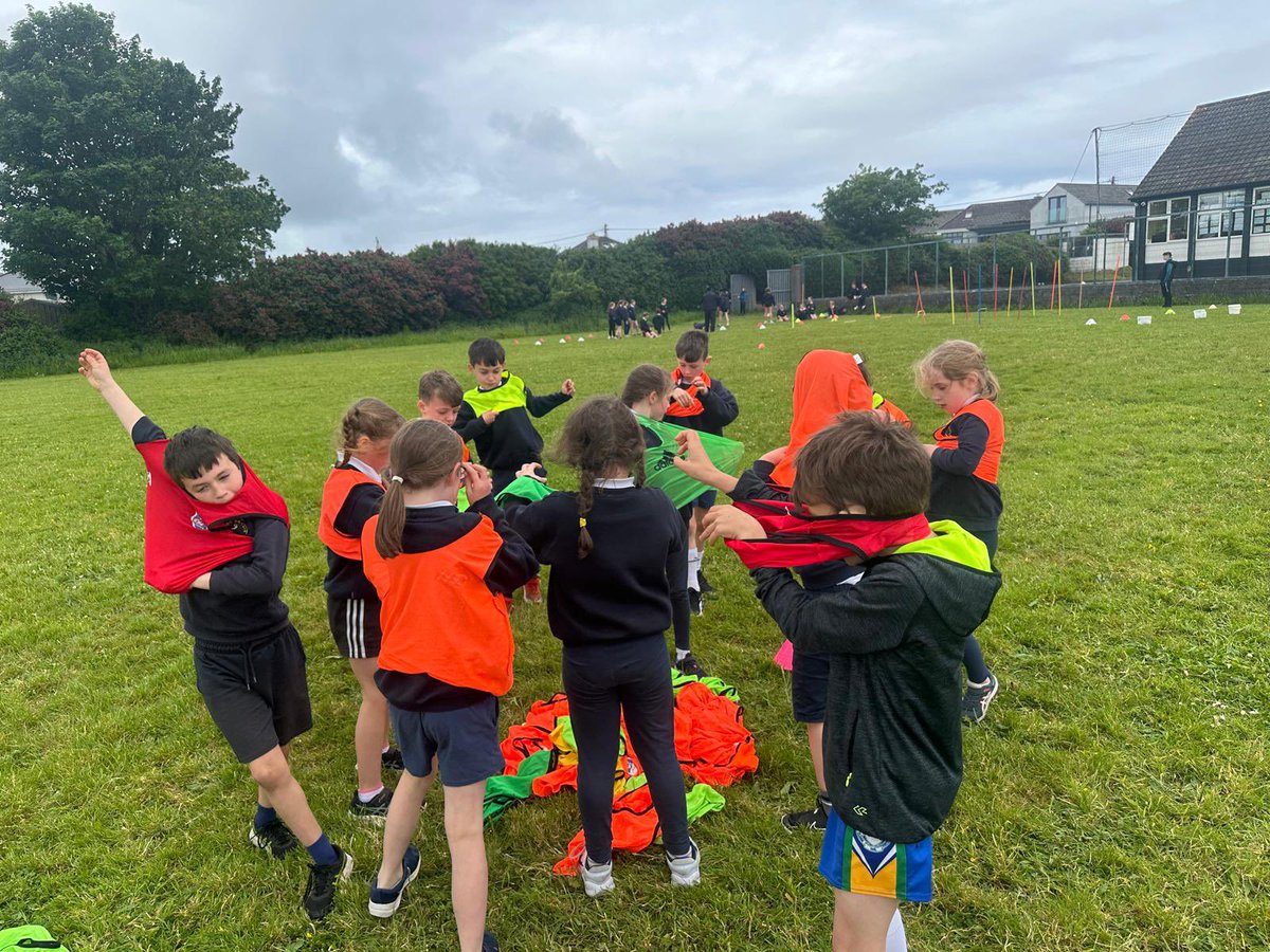 Some more action from RossesPointNS sports day today. 🏁🏐🏁🏐🏁🏐 @DrumcliffeRPGAA @sligogaa @SligoLGFA @ConnachtGAA