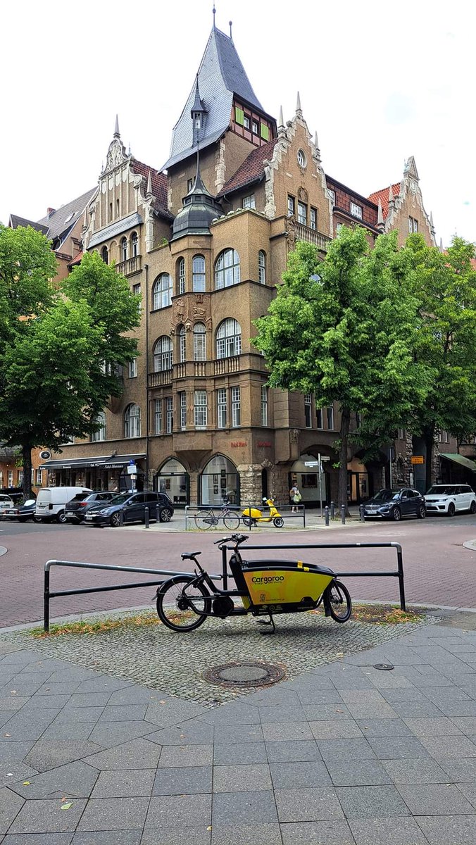 BikoBlog's tweet photo. 🇩🇪 Mommsen-/Ecke Bleibtreustr. Gestern. Foto: Tom Opitz. https://t.co/8L0YCtBKA8