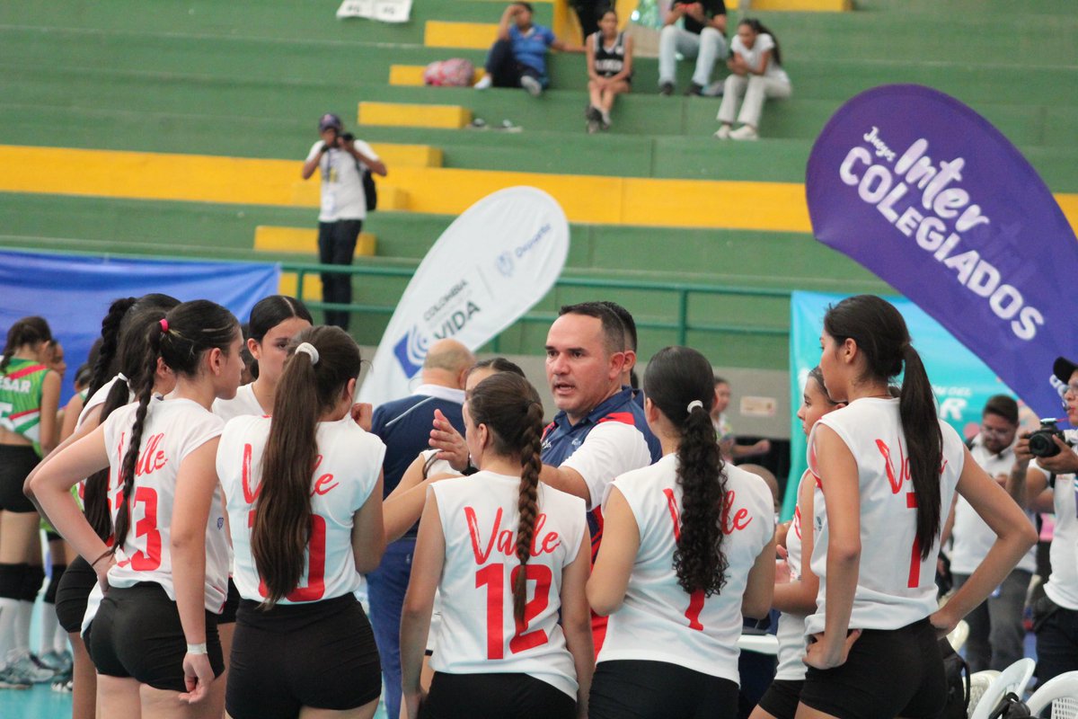 ¡Pisando fuerte en la Final Nacional de los Juegos Intercolegiados 2023! 🏐 Nuestro equipo femenino de voleibol de la Escuela Mercantil de Tuluá demostró su poderío en la cancha al vencer a César con una poderosa victoria 3-0. Niñas que manera de representar al departamento.