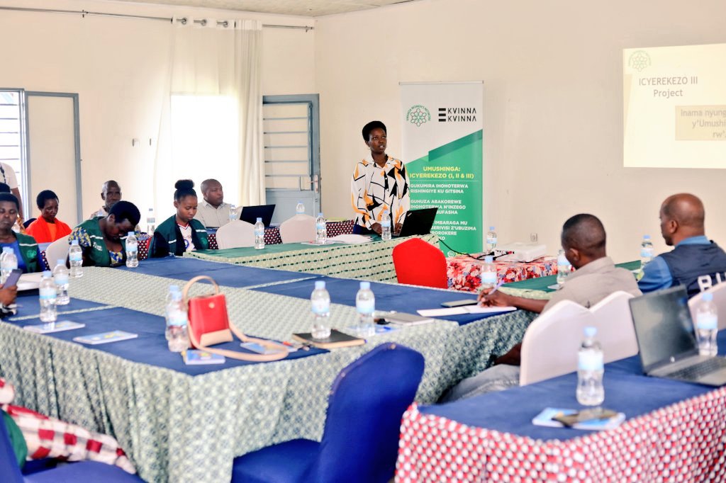 RwamaganaDistr's tweet photo. Uyu munsi mu nama y'Umushinga Icyerekezo III, Visimeya @KarangwaUmutoni yashimiye @RwandaWomenNet n'abandi bafatanyabikorwa ku ruhare bagira mu kuzana impinduka nziza mu muryango,muri gahunda yo kubaka umuryango utekanye kandi ushoboye no kurwanya amakimbirane n'ihohotera mu ngo. https://t.co/ZvMldraJjk