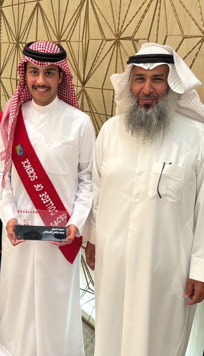 Msq_ll's tweet photo. تشرفت بالتكريم من قبل عميد كلية العلوم بجامعة الكويت د.محمد بن سبت بان اكون احد المتفوقين مع مرتبة الشرف هذا العام ولله الحمد والمنه وزادني شرفاً حضور والدي حفظهما الله https://t.co/yjEljdXBts