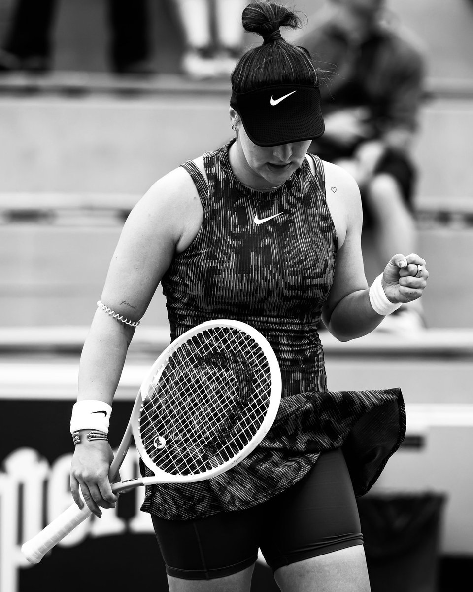 👏 Brilliant Bianca 👏 @Bandreescu_ finds her form, rallying to defeat Kalinskaya 1-6, 7-5, 6-3 minutes before midnight to reach the 3rd round! #RolandGarros