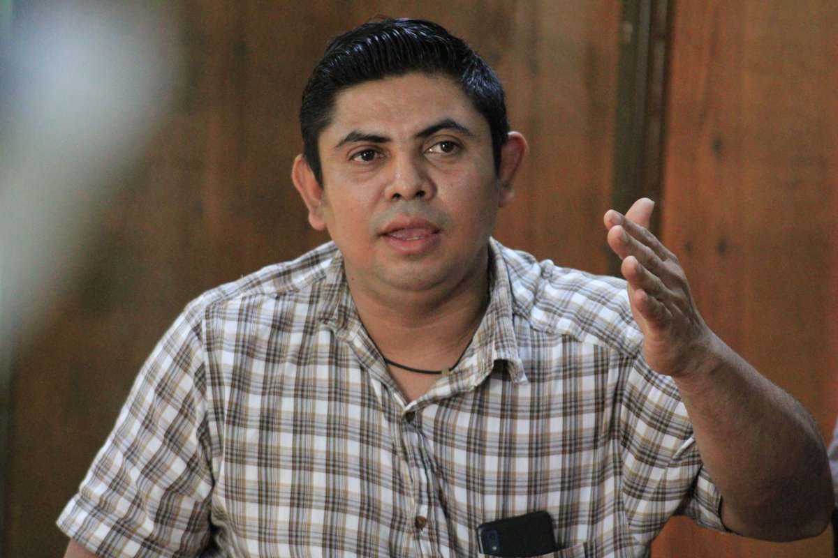 FNS_OficialSV's tweet photo. Los padres también señalaron el maltrato psicológico y físico que han sufrido sus hijos, quienes fueron trasladados encadenados y tratados como grandes criminales sin pruebas concluyentes. La colonia ha sido militarizada desde entonces, generando temor entre los habitantes. https://t.co/3NAIrCOzn9