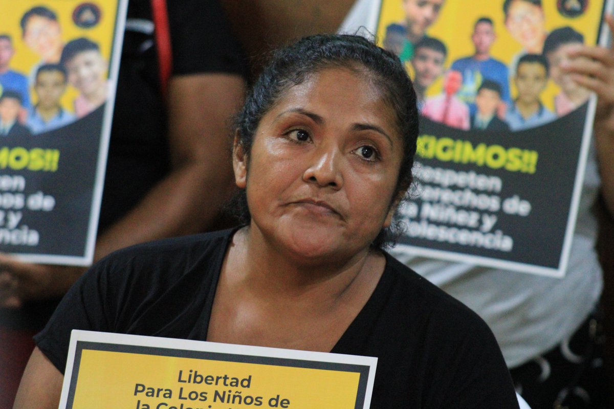 FNS_OficialSV's tweet photo. Los padres también señalaron el maltrato psicológico y físico que han sufrido sus hijos, quienes fueron trasladados encadenados y tratados como grandes criminales sin pruebas concluyentes. La colonia ha sido militarizada desde entonces, generando temor entre los habitantes. https://t.co/3NAIrCOzn9