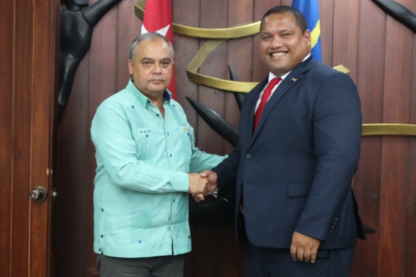 Un placer recibir en la sede central de #InderCuba al Sr. Jesse Jeremiah, Ministro de Defensa Civil, Deportes, Medio Ambiente, Infraestructura y Agricultura de Nauru. Abordamos temas de interés común, convencidos de que podemos afianzar nuestros vínculos.