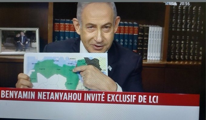 🇲🇦🇮🇱#FLASH| En interview sur la chaîne française @LCI, le premier ministre israélien Benjamin Netanyahu 🇮🇱 brandit une carte 𝗮𝗺𝗽𝘂𝘁𝗮𝗻𝘁 𝗹𝗲 𝗠𝗮𝗿𝗼𝗰 🇲🇦 𝗱𝗲 𝘀𝗼𝗻 𝗦𝗮𝗵𝗮𝗿𝗮 pour la troisième fois d’affilée. Un acte provocateur en totale contradiction avec la