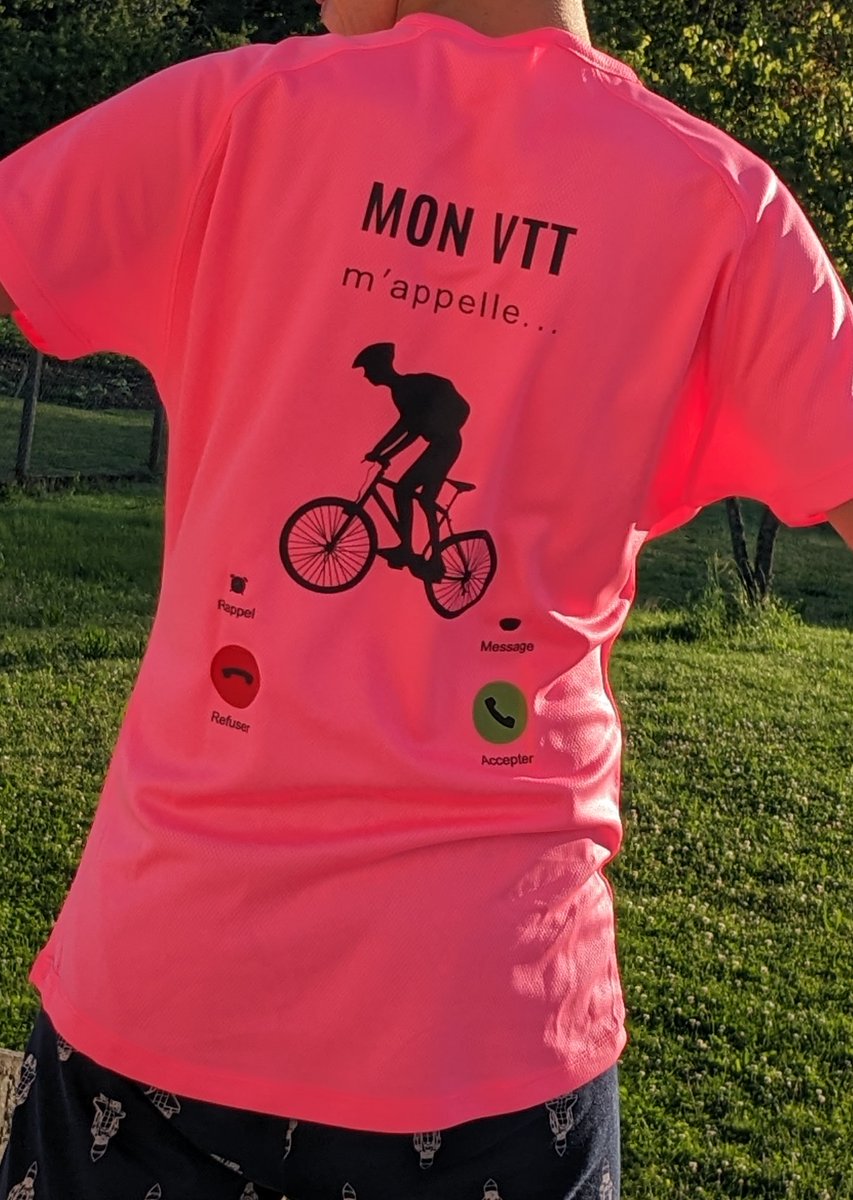 fredelavienne's tweet photo. J-4 les préparatifs s'accélèrent au @BedelCollege 
Réception des maillots choisis par les élèves...
Ils seront reconnaissables avec leur vélo sur les routes de l'académie .
#TAPV2024 
@unss86 
@jcthevenot https://t.co/DcLKXaZLww
