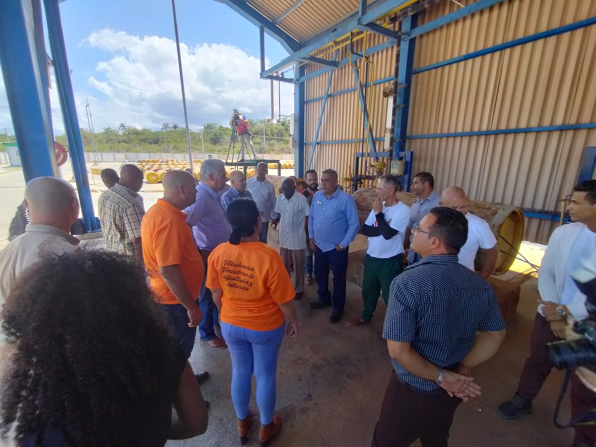La Empresa Electroquímica de #SaguaLaGrande es única de su tipo en #Cuba. Ese fue el segundo punto del recorrido de @DiazCanelB y @DrRobertoMOjeda por el municipio villaclareño. Al recorrer la instalación, ambos reflexionaron sobre acciones dirigidas a lograr mayor eficiencia.