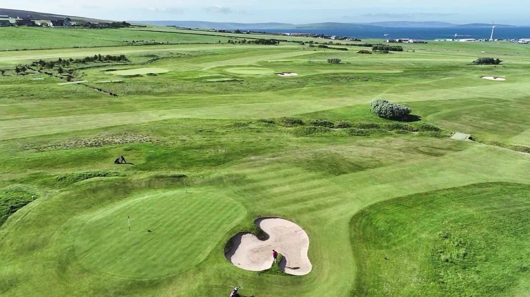 rae_stinker82's tweet photo. Some lovely aerials of @OrkneyGolfClub taken this week. Can’t say I remember seeing the course looking so lush in May, grass growth is mental just now…….dare I say dry spell??🫣🌾⛳️ https://t.co/YLgzYhxzh0