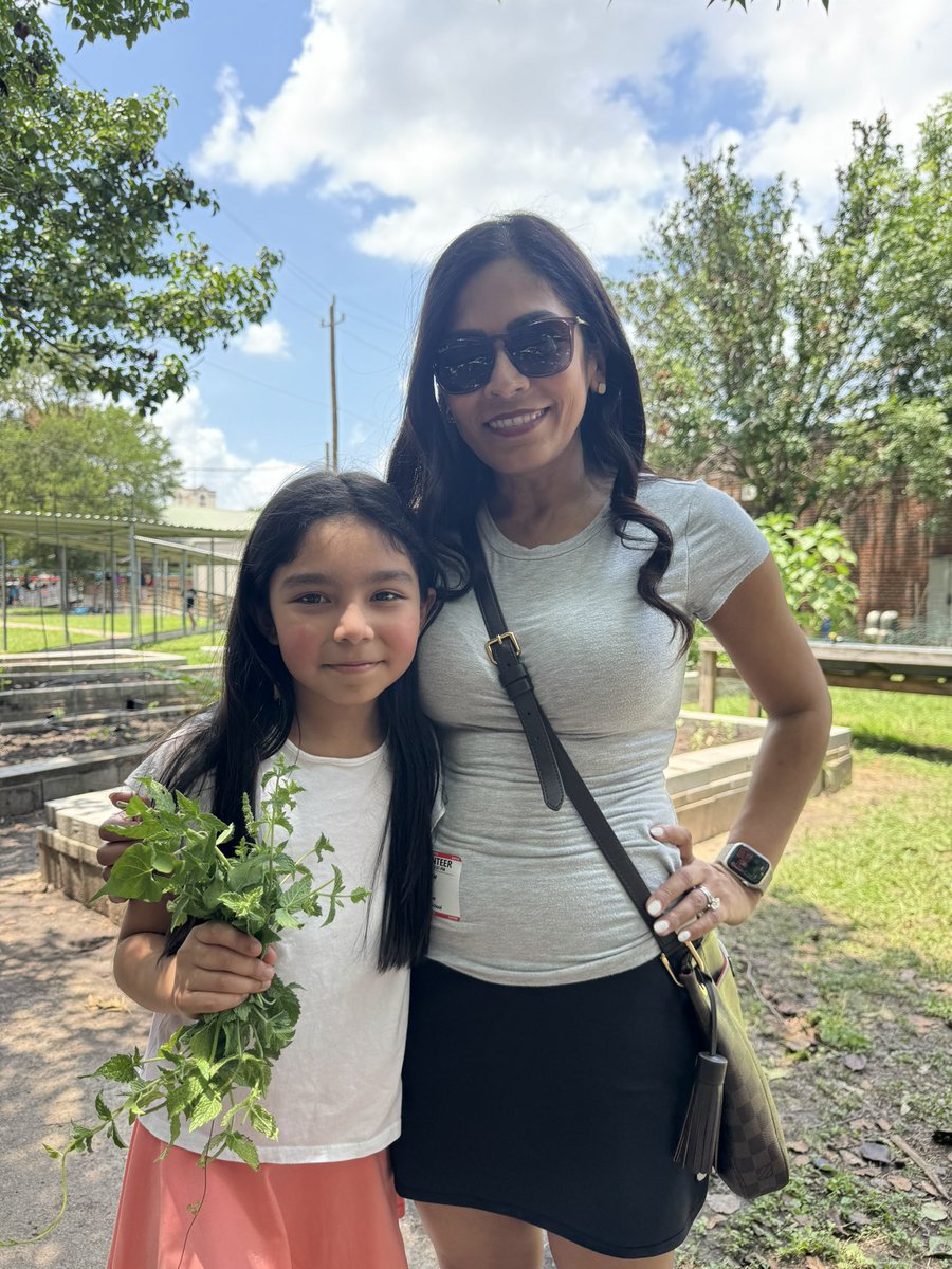 Thank you @HelmsDLSchool for a wonderful school year full of fun, bountiful harvests, and amazing students hungry for knowledge! Stay cool 😎 this summer ☀️ 🌴 and I’ll see everyone next year! @readygrowgarden @HelenAnguiano @HoustonISD #gardenday #schoolgarden
