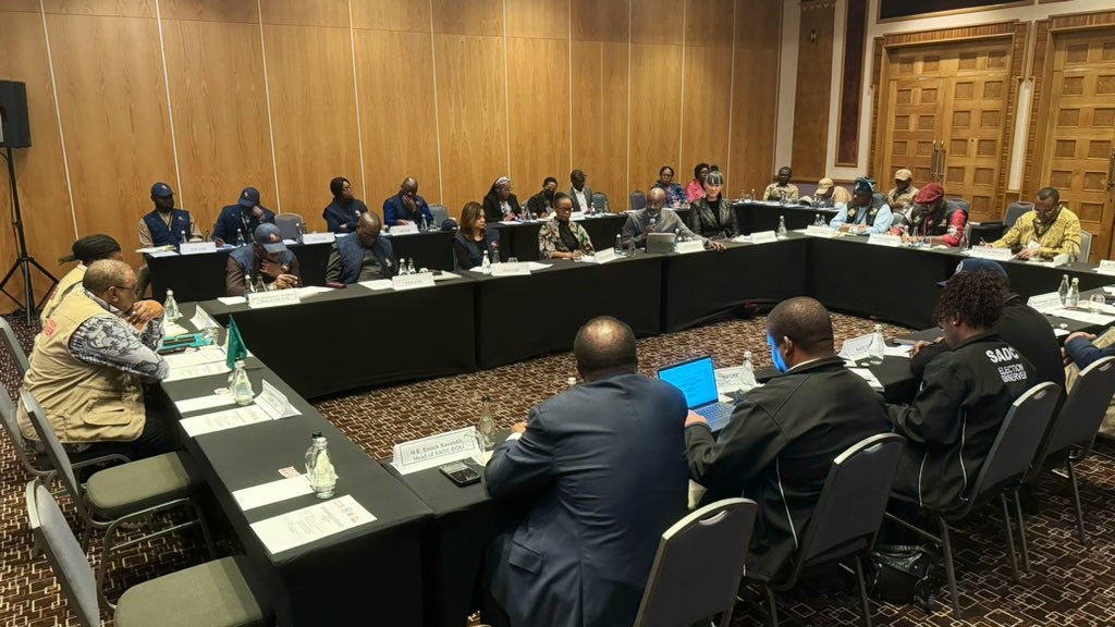 H.E.@4thPresidentKE, Head of the #AUEOM to the 🇿🇦 #elections, chaired an #AU #SADC #EISA #YIAGA heads of mission meeting ahead of tomorrow’s #pressconference where he will deliver the AU Preliminary Statement to the public at 11:00 am on 31 May at Birchwood Hotel, Johannesburg 🇿🇦