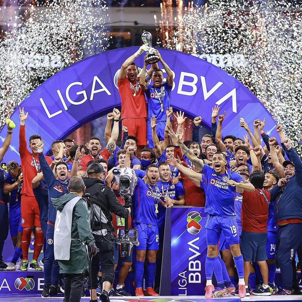 zoksiin's tweet photo. Ya 3 años de ese fin de semana histórico. 💙 https://t.co/F6PQ1ddAmo