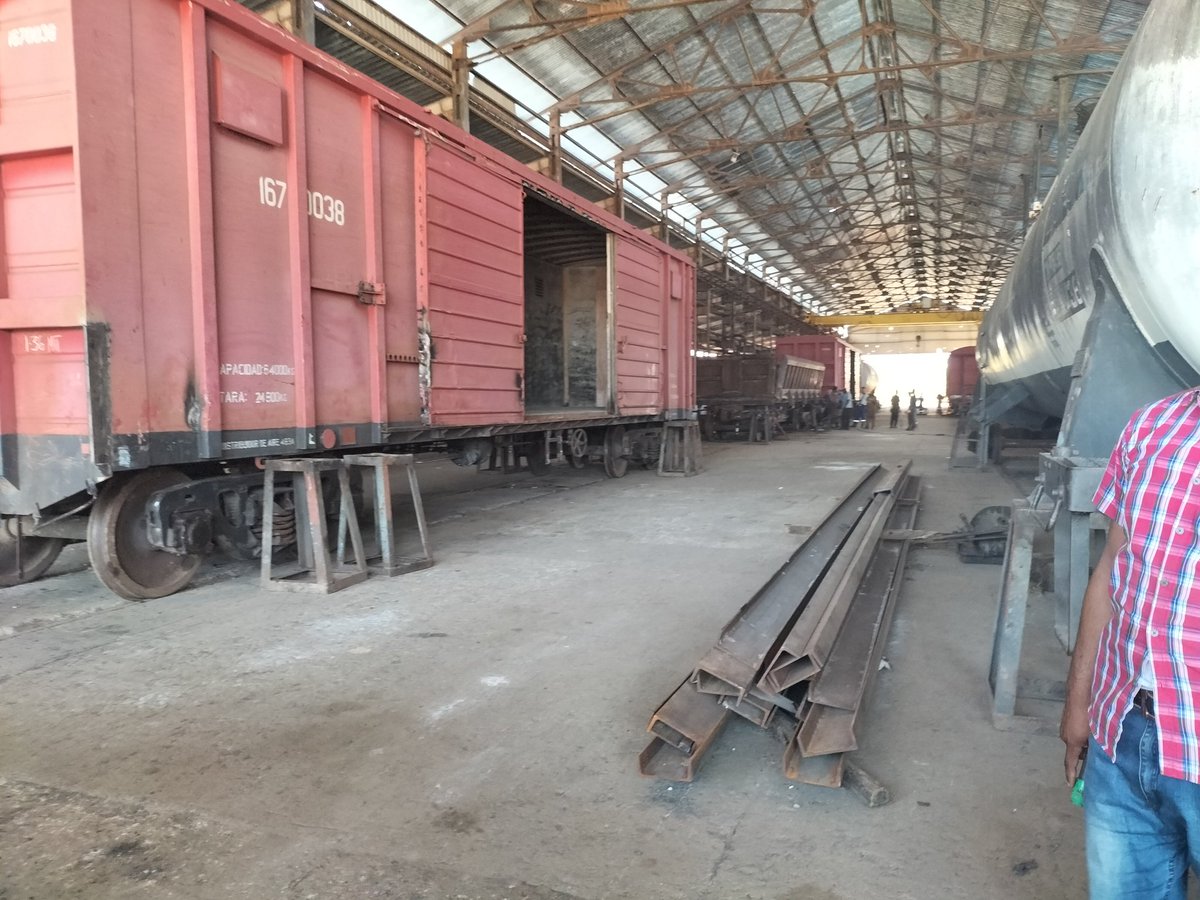 PartidoPCC's tweet photo. La reparación de vagones, silos y la conversión de ómnibus marca Diana en ferrobuses son algunas de las actividades que se realizan en la UEB "Taller ferroviario 9 de abril". Allí @DiazCanelB y @DrRobertoMOjeda conocieron a #GenteQueSuma y que no se detiene ante las adversidades https://t.co/d5ru6BBKmK