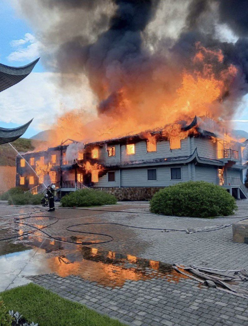 kiranjoshi235's tweet photo. #BREAKING: Putin's residence in the Altai Republic is on fire
#putin #Ukraine #AltaiRepublic
#Putinresidence https://t.co/8jWTObrS2Z