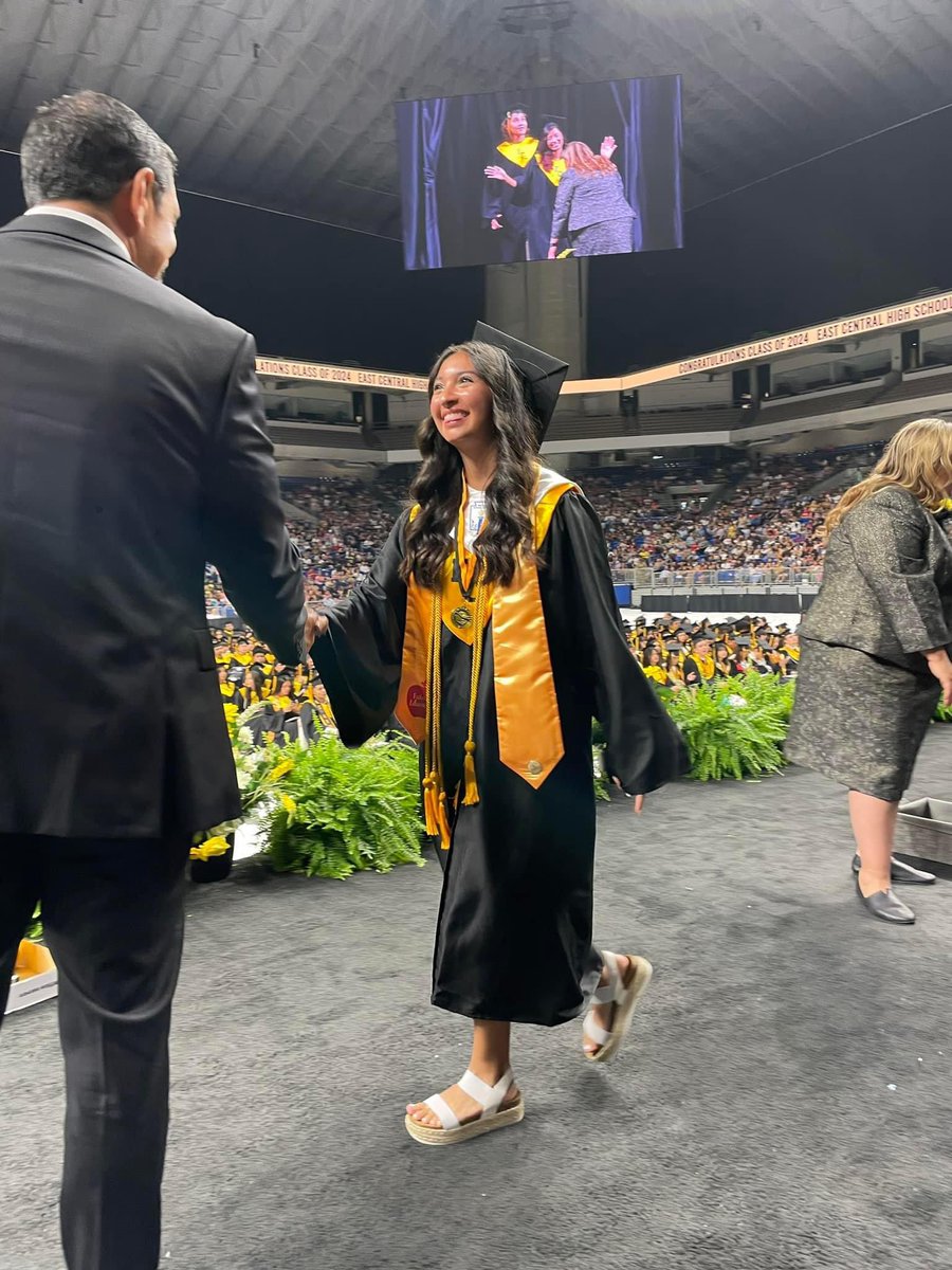 sahernandez888's tweet photo. Congratulations to our own 2024 graduate. 🖤💛Go out and make your own destiny baby girl. ❤️ https://t.co/DZVJ2EhsBv