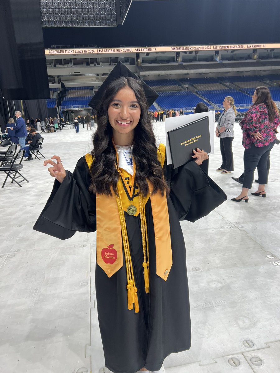 sahernandez888's tweet photo. Congratulations to our own 2024 graduate. 🖤💛Go out and make your own destiny baby girl. ❤️ https://t.co/DZVJ2EhsBv