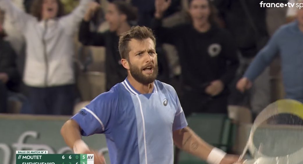 RomainNextGen's tweet photo. MONSIEUR CORENTIN MOUTET 🇫🇷

Victoire en 4 sets sur Shevchenko 🇰🇿, encore une victoire en PATRON ! 

Que c’est beau son Roland, c’était l’un des espoirs français sur cette quinzaine, il arrivait en forme, statut confirmé ! 

Allez ! Tellement content ! Un troisième tour ouvert ! 

BRAVOOO CHAMPION !