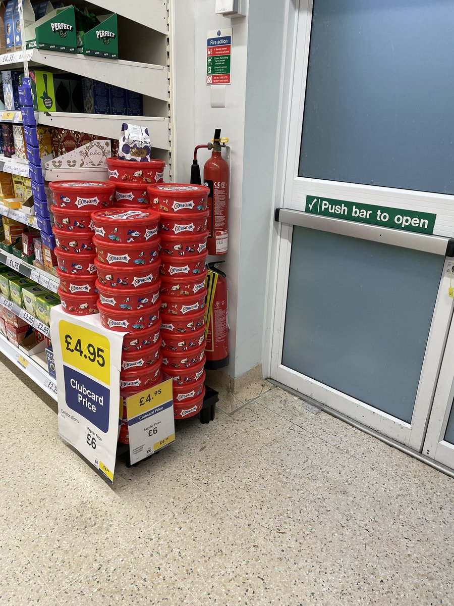 Welsh871's tweet photo. Nothing to “celebrate” in this picture. @Tesco Tring.
Blocked access to fire extinguishers, fire alarm on other side behind the cereal.
Regular issue at this store. Security guard informed me he’ll speak to the manager. @hertscc https://t.co/0nXhdHmjfh