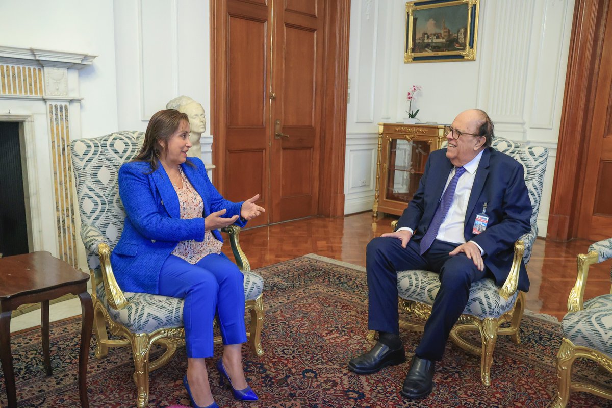 -Entonces Mustafá deja a Fatmagul y a ella la obligan a casarse con Karim.
-Ah ya jaja.
-Y se van juntos a Estmabul. Y hay otra, donde Melek se entera que tiene cáncer y su esposo la deja y le quita a sus hijos.
-¿Y la inflación, presidenta?
-Anda bien. El problema son los hijos.