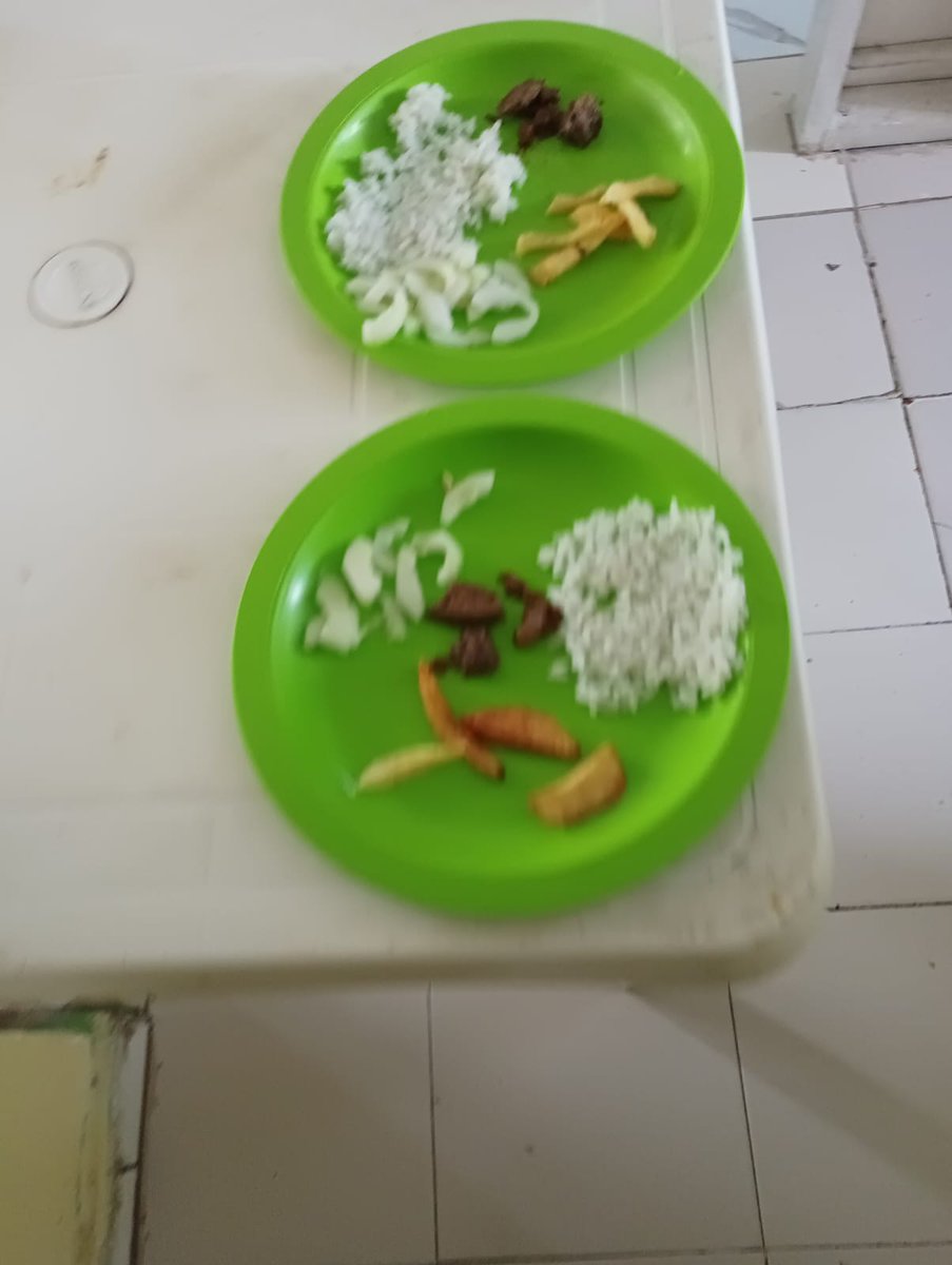 Este es el almuerzo que reciben los niños de lo Hogares infantiles JF Kennedy y Getsemaní y el CDI Las mercedes en Sabanalarga, Atlántico, para infantes de 2 a 3 años. Las porciones están completamente disminuidas en perjuicio de la alimentación y nutrición de niños y niñas. La
