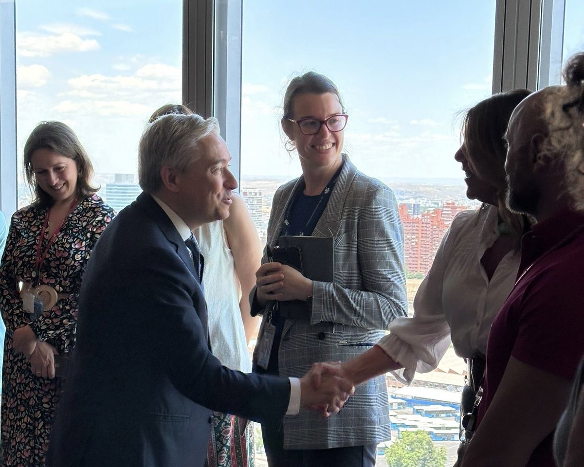 J’adore rencontrer le personnel des ambassades lorsque je voyage à l’étranger. Partout dans le monde, ils font un travail extraordinaire pour représenter le Canada. 

Merci à l’équipe, ici à Madrid, pour l’accueil chaleureux! 🇪🇸