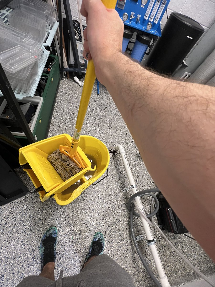 Juanonyme's tweet photo. At the GRS of #GRCVisualSystems I was asked how the day to day of #PILife was. Well, today I spent 2 hours mopping water after a hose got loose in the 🐟 room https://t.co/BRWKZGWZsR