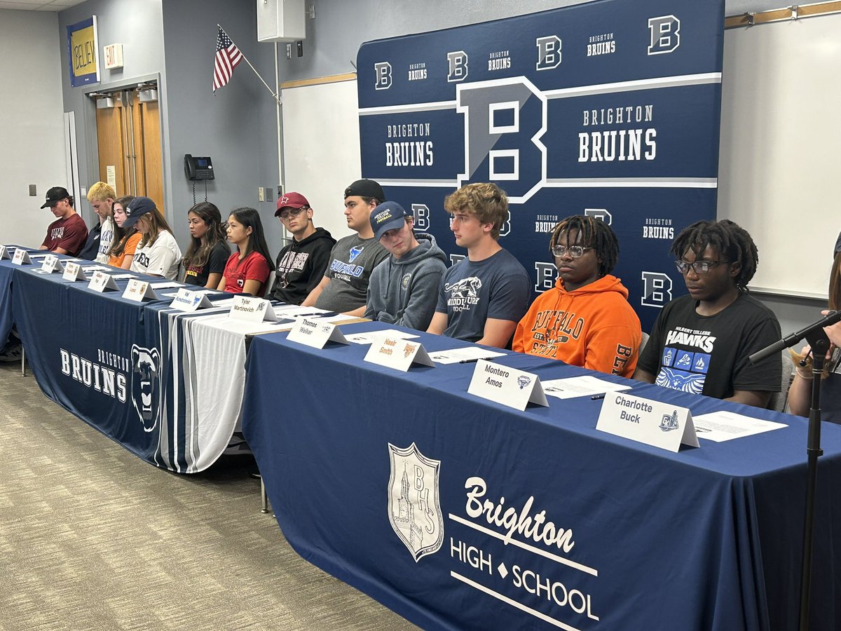 CoachLian8's tweet photo. Class of 2024 commitment celebration:

@TylerMartinovi1 ➡️ @Merrimack_FB 

@ThomasWelker5 ➡️ @MiddFootball 

@ValKondratenko2 ➡️ @UBFootball 

@NasirSmith24 ➡️ @BuffStateFB 

@MonteroAmos55 ➡️ @HilbertHawksFB 

@kieranphughes ➡️ @HamCollMensLax 

#ThePack https://t.co/FvKStBxnwq