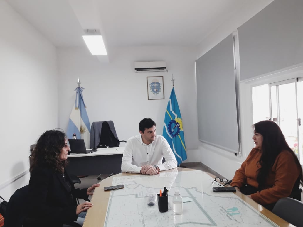 Lismadryn's tweet photo. EL SECRETARIO DE TRABAJO DEL CHUBUT
SE REUNIO CON LA REFERENTE PROVINCIAL DEL MTL
En el dia de la fecha el Secretario 
de Trabajo Dr. Nicolás Gastón Zárate 
recibió en su oficina a la  referente 
 del MTL, Sra.Liliana Suárez ,a la Concejal Nadia Puelman también integrantes https://t.co/4cagHVktcl