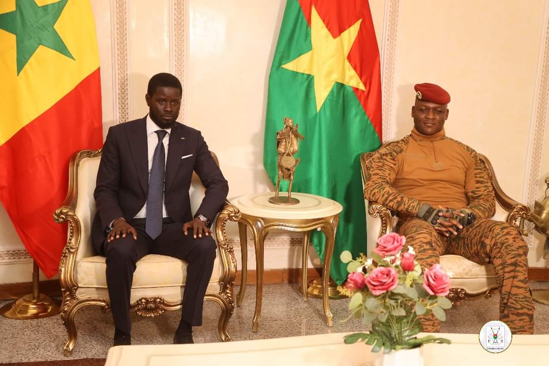 AESinfos's tweet photo. #AESinfo | #BurkinaFaso 🇧🇫
Diomaye Faye accueilli à l’aéroport de Ouagadougou par le capitaine Ibrahim Traoré

Le président du Faso, le capitaine Ibrahim Traoré a accueilli son homologue sénégalais, Bassirou Diomaye Faye, qui vient d’arriver, ce jeudi, à l’aéroport de Ouagadougou  en provenance de Bamako
Le président Faye est présent à Ouagadougou pour une visite d’amitié et de travail, selon l’APS.