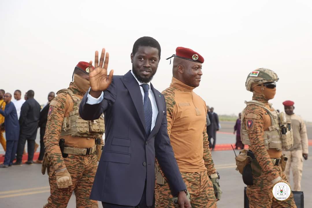 AESinfos's tweet photo. #AESinfo | #BurkinaFaso 🇧🇫
Diomaye Faye accueilli à l’aéroport de Ouagadougou par le capitaine Ibrahim Traoré

Le président du Faso, le capitaine Ibrahim Traoré a accueilli son homologue sénégalais, Bassirou Diomaye Faye, qui vient d’arriver, ce jeudi, à l’aéroport de Ouagadougou  en provenance de Bamako
Le président Faye est présent à Ouagadougou pour une visite d’amitié et de travail, selon l’APS.