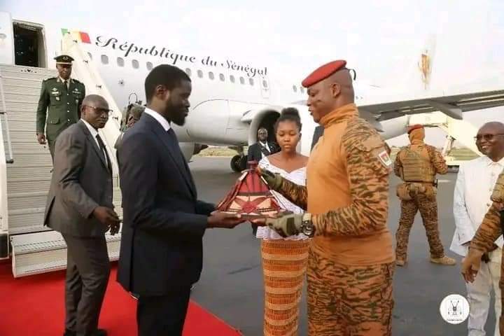 AESinfos's tweet photo. #AESinfo | #BurkinaFaso 🇧🇫
Diomaye Faye accueilli à l’aéroport de Ouagadougou par le capitaine Ibrahim Traoré

Le président du Faso, le capitaine Ibrahim Traoré a accueilli son homologue sénégalais, Bassirou Diomaye Faye, qui vient d’arriver, ce jeudi, à l’aéroport de Ouagadougou  en provenance de Bamako
Le président Faye est présent à Ouagadougou pour une visite d’amitié et de travail, selon l’APS.
