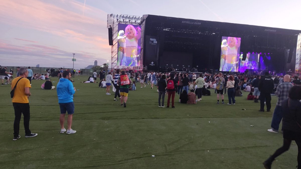 aneguet77's tweet photo. Hem normalitzat que un festival de música encatifi el terra amb plàstic verd... que es fragmenta a trossets i contamina els mars i oceans... no aprenem res 😢. https://t.co/RLjMnluBEu