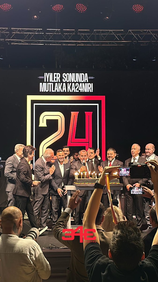 Galatasaray Adası’ndaki 'Şampiyonluk Balosu' pastasını Dursun Özbek kesti.