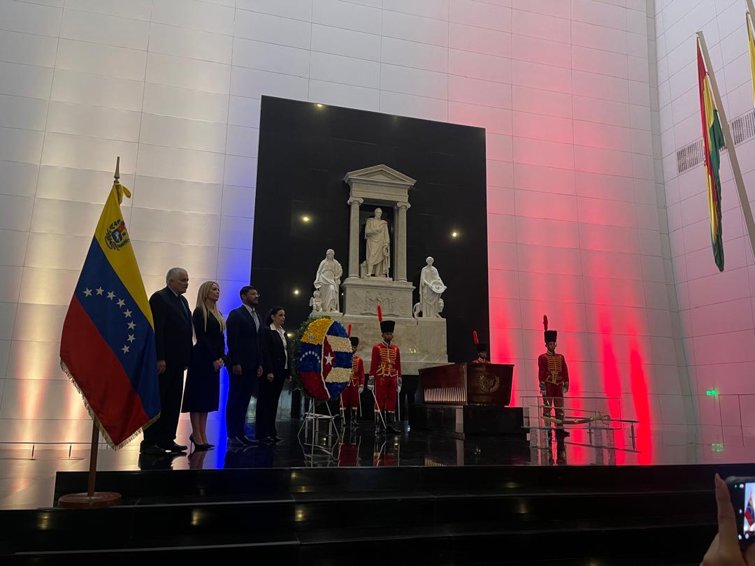 Dagober76504073's tweet photo. Fiscal General de Cuba,  Yamila Peña, realiza visita oficial a Venezuela. Una de primeras actividades fue rendir honores al Libertador en Panteón Nacional. 
#CubaHonra 
#CubaEsRevolución https://t.co/3mr6gn2HnF