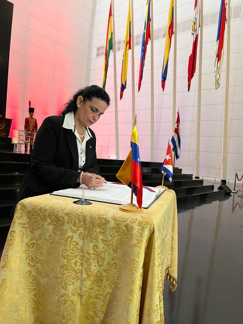 Dagober76504073's tweet photo. Fiscal General de Cuba,  Yamila Peña, realiza visita oficial a Venezuela. Una de primeras actividades fue rendir honores al Libertador en Panteón Nacional. 
#CubaHonra 
#CubaEsRevolución https://t.co/3mr6gn2HnF
