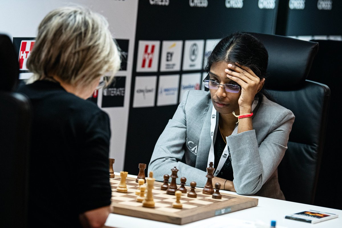 Remarkable play by Vaishali 🇮🇳 
Two wins in 4 rounds.  The Indian leads the women's section with 8.5 points, ahead of reigning women's world champion Ju Wenjun. A day after his win over Carlsen, her brother Praggnananadhaa lost to Hikaru Nakamura.

 #norwaychess 

📸 Stev Bonhage