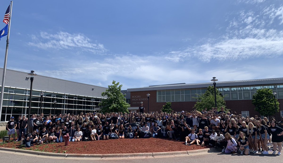RogersHighSclMN's tweet photo. We had a great last day with our seniors! They ended the day back at their elementary school. #ClassOf2024 #SeniorPicnic #TalentShow #ElementaryWalk #RoyalPride #IAGDTBAR https://t.co/hvNyc0VGgY