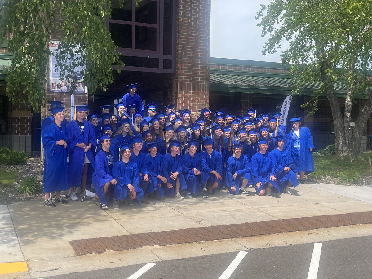 RogersHighSclMN's tweet photo. We had a great last day with our seniors! They ended the day back at their elementary school. #ClassOf2024 #SeniorPicnic #TalentShow #ElementaryWalk #RoyalPride #IAGDTBAR https://t.co/hvNyc0VGgY