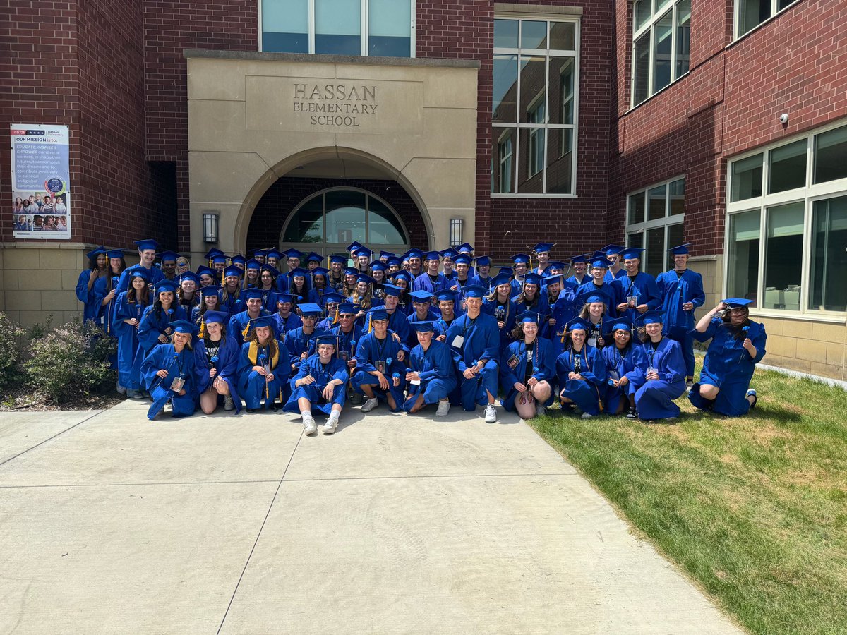 RogersHighSclMN's tweet photo. We had a great last day with our seniors! They ended the day back at their elementary school. #ClassOf2024 #SeniorPicnic #TalentShow #ElementaryWalk #RoyalPride #IAGDTBAR https://t.co/hvNyc0VGgY