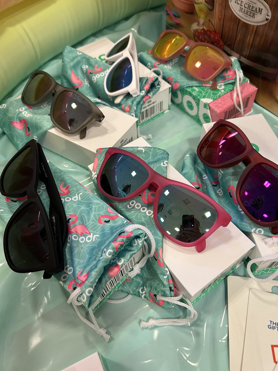 sizzlepaz3's tweet photo. What an end of the year celebration we had at @HumbleISD_AHS 
Thank you Family First ER of Atascocita for spoiling our teachers and staff this entire year! @HumbleISD #summertime I had the best PTO board supporting me throughout ❤️🦅 Go Eagles https://t.co/9ztVDl3C6V