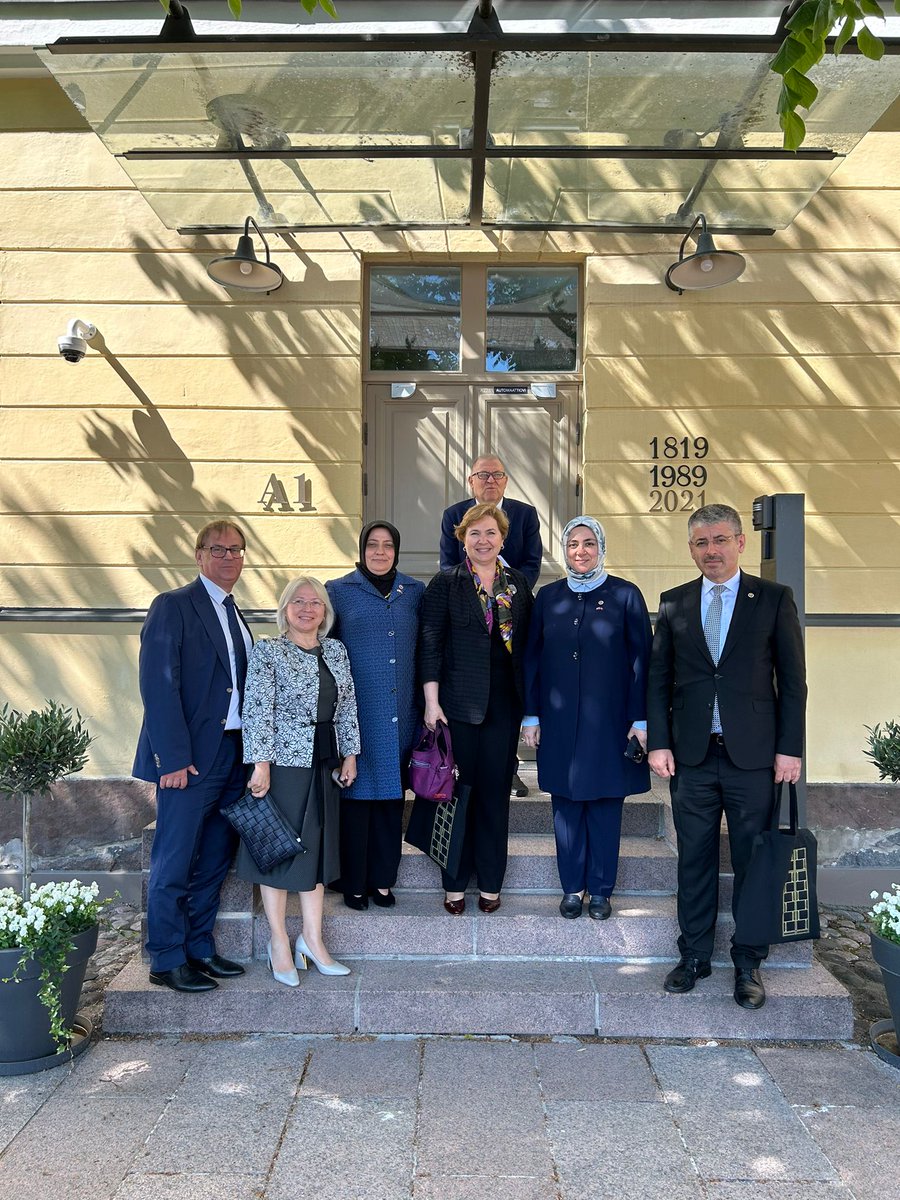 📍Finlandiya

Parlementolararası Türkiye - Finlandiya Dostluk Grubu olarak; Tuğba Işık Ercanın Riyasetinde, Büyükelçimiz Deniz Çakar ile birlikte Dışişleri Müsteşarı Büyükelçi Jukka Salovaara ile bir araya gelerek istişarelerde bulunduk. 

Nazik davetleri için teşekkür ederim.